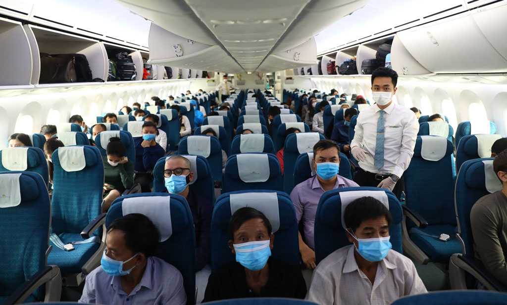 Luôn đeo khẩu trang khi đi máy bay