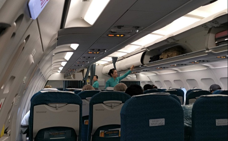 Mở máy lọc không khí lọc trên máy bay