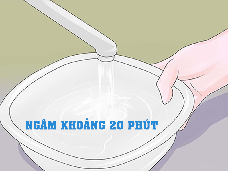 Ngâm áo trước khi giặt khoảng 20 phút