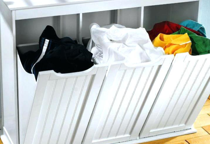 Phân loại riêng quần áo sáng màu và tối màu trước khi giặt