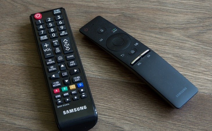 Điều khiển tivi Samsung bị va đập làm ảnh hưởng đến bo mạch bên trong, gây ra lỗi đèn đỏ nháy liên tục