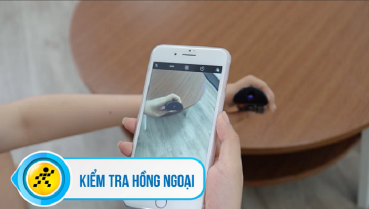 Bạn mở máy ảnh trên điện thoại thông minh.