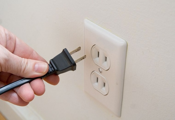 Bỏ điện dư trong tivi bằng cách rút phích cắm