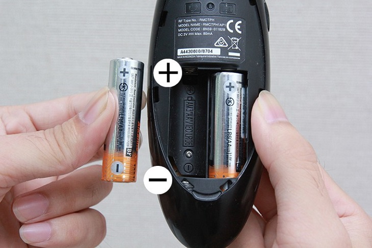 Đầu tiên, bạn hãy tháo pin khỏi điều khiển.