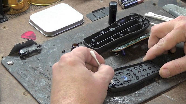 Tách thành 2 mảnh của remote, vệ sinh nút bấm cao su