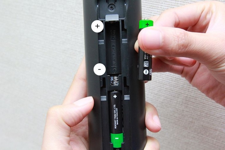 Thay pin remote