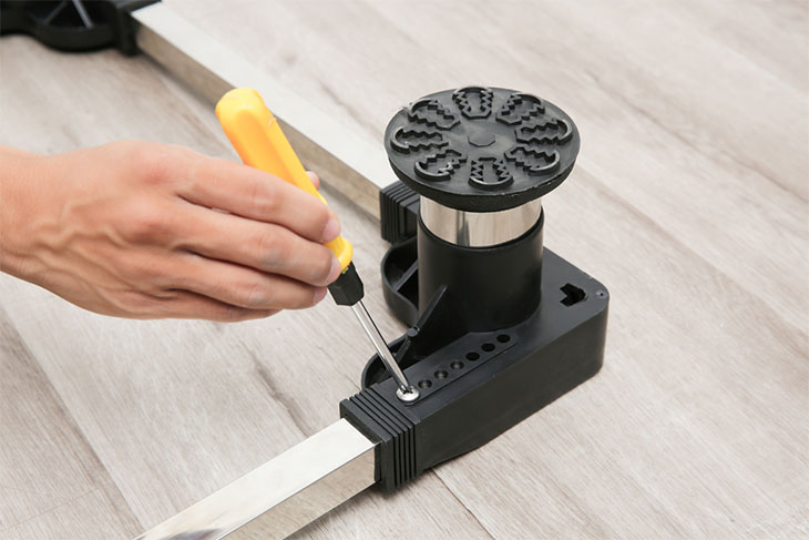 Điều chỉnh lại chân đế máy giặt cho bằng phẳng