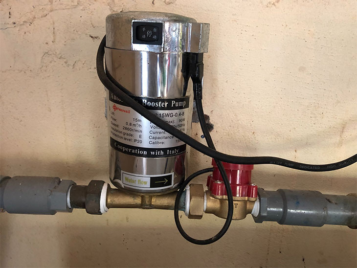 Sử dụng bơm tăng áp để tăng áp suất nước vào máy giặt