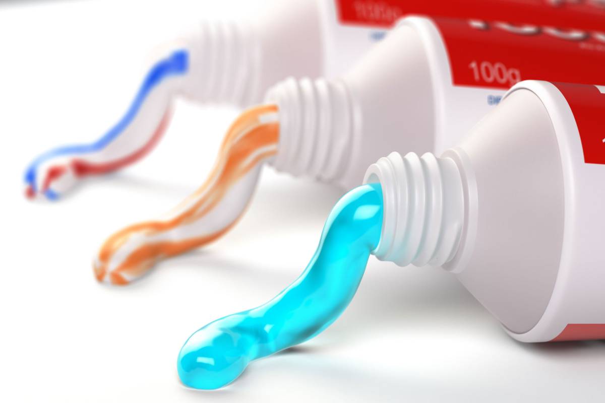 Bạn cũng có thể sử dụng kem đánh răng để khử mùi bình thức ăn giữ nhiệt
