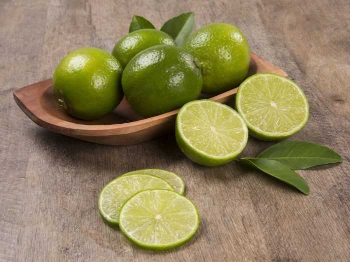 Bạn có thể cắt quả chanh thành nhiều lát mỏng, sau đó đặt khắp các ngăn trong tủ lạnh