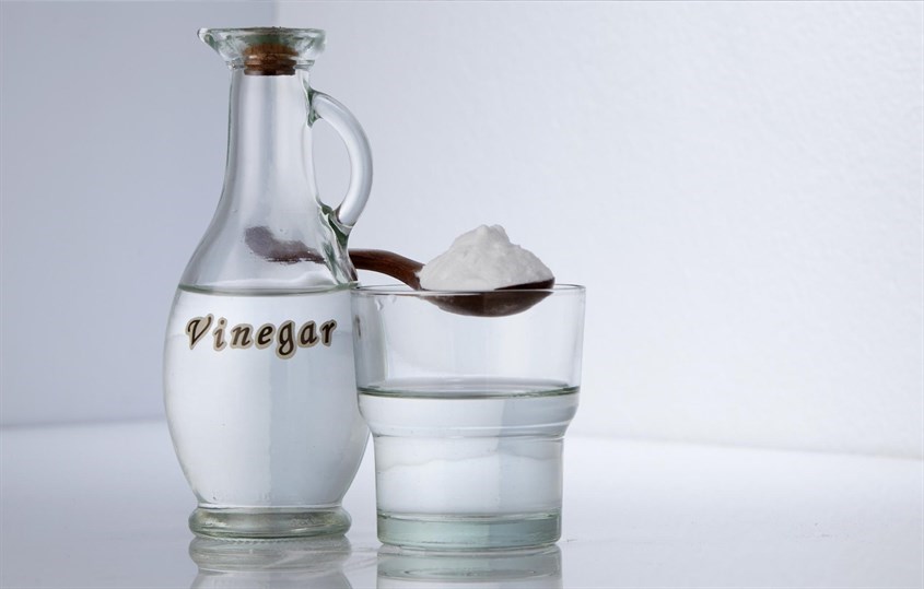 Giấm ăn có thể làm sáng quần áo, tẩy nhớt trên cá da, ngoài ra còn có thể khử mùi tủ lạnh