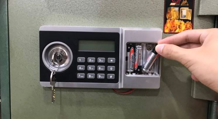 Két sắt bị hết PIN
