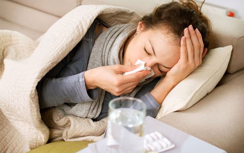 Tiếp xúc lâu với không khí lạnh và khô làm tổn thương niêm mạc hô hấp, dẫn đến bệnh viêm họng, viêm phế quản