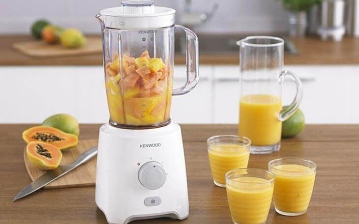 Không tháo nắp đậy của cối xay cho đến khi lưỡi dao ngừng quay hẳn giúp tránh văng thực phẩm ra ngoài