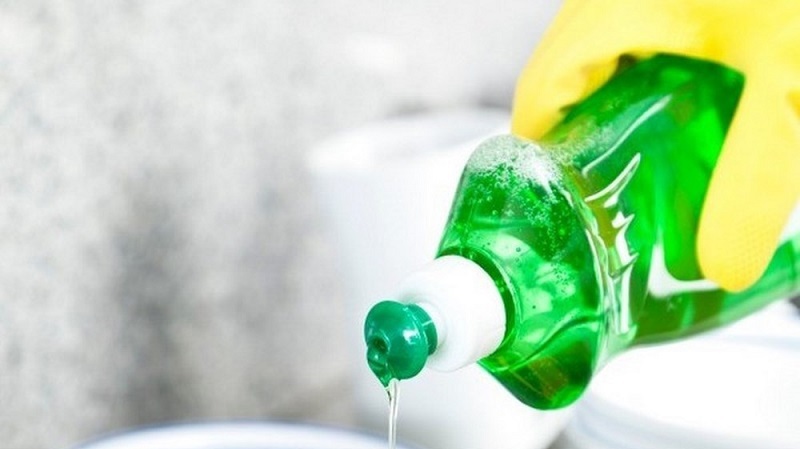 Sử dụng nước rửa chén pha với nước ấm để vệ sinh bình