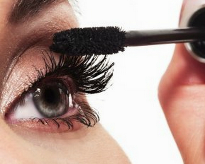 Tái sử dụng mascara để chải lông mi