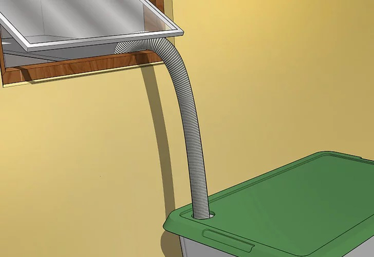 Cắt một lỗ trên nắp thùng và luồn ống xả từ máy giặt xuống