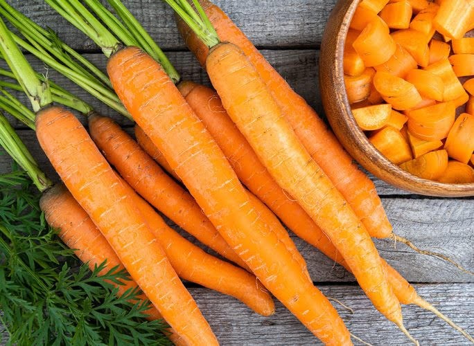 Bạn dùng cà rốt giã nhuyễn để tẩy vết máu và vết sữa.