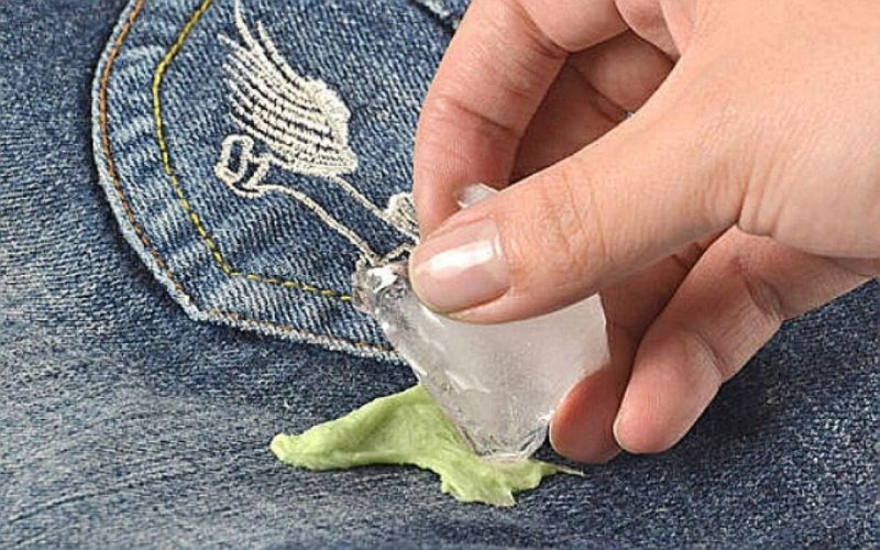 Bạn dùng đá viên để làm đông cứng vết kẹo cao su.