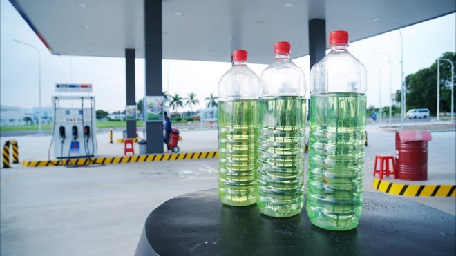Bạn nên dùng xăng hoặc dầu hỏa để tẩy vết giấy than.