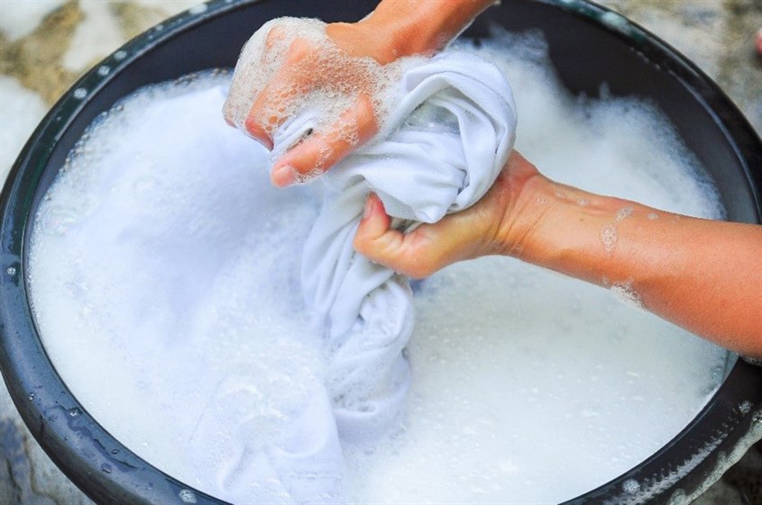 Bạn ngâm nước muối rồi vò sạch áo.