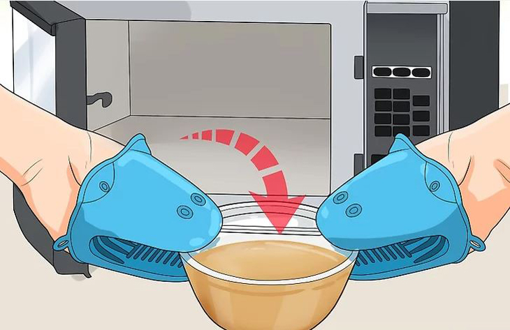 Lấy dung dịch ra khỏi lò vi sóng hãy thật cẩn thận khi xử lý và di chuyển từ từ để tránh những thương tổn đáng tiếc.