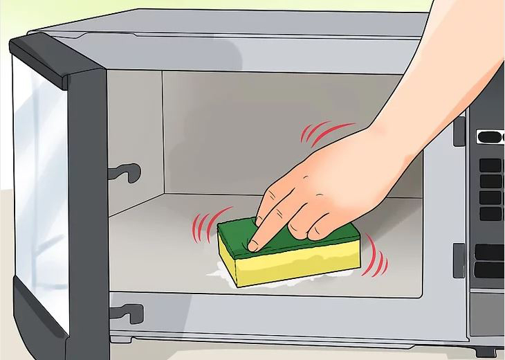 Sử dụng miếng bọt biển nguội để lau lò vi sóng