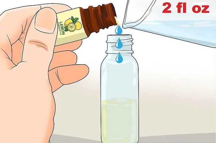 Trộn một dung dịch nước và tinh dầu chanh trong một bình xịt nhỏ