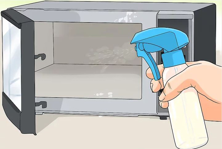 Xịt vào bên trong lò vi sóng với dung dịch vừa chuẩn bị
