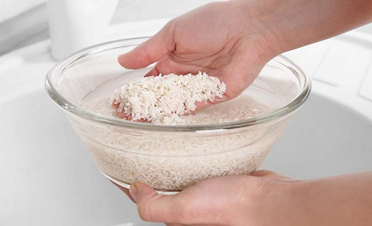 Có thể dùng nước vo gạo để vệ sinh dao