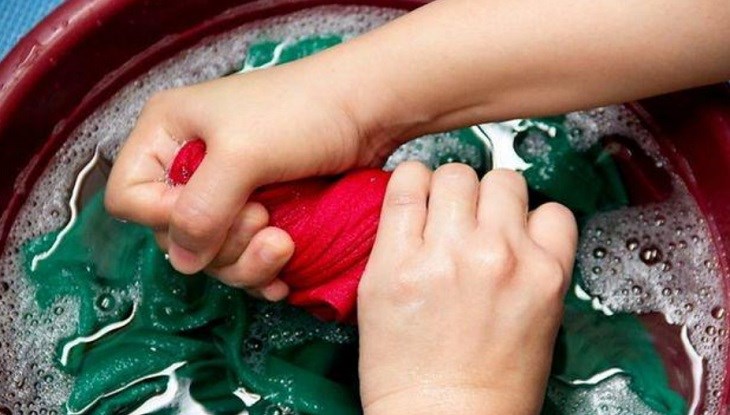 Vắt khô quần áo trước khi phơi để đồ nhanh khô