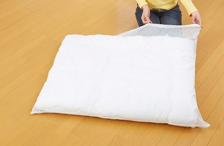 Có thể bảo quản chăn mềm trong túi kèm túi chống ẩm để giảm thiểu mùi hôi do độ ẩm gây ra