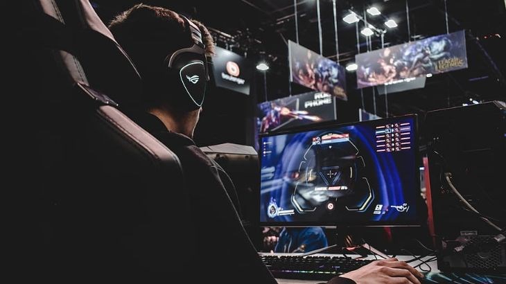 DirectX bao gồm một loạt các lệnh và công cụ được các lập trình viên thiết lập để làm việc với phần cứng
