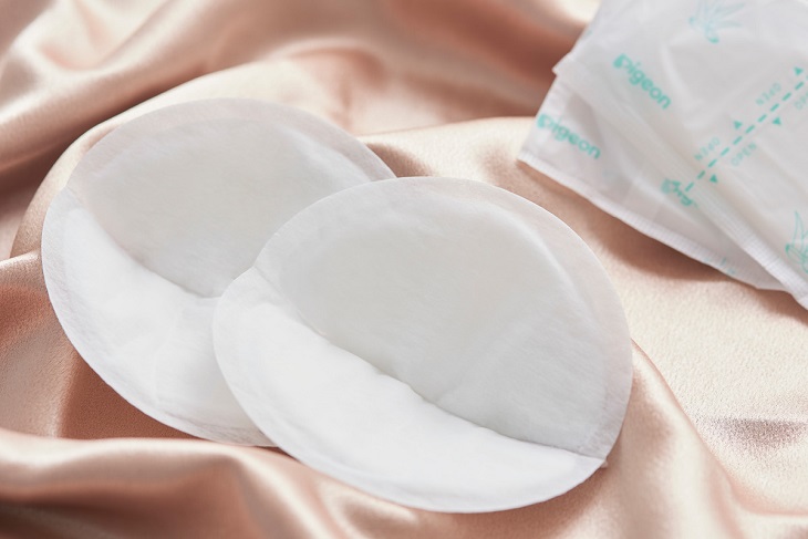 Sử dụng miếng lót thấm sữa giúp thấm hút sạch lượng sữa bị rỉ ra