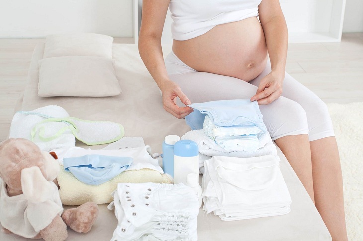 Nên chuẩn bị miếng lót thoát sữa khi xuất hiện sữa non hoặc khi chuẩn bị sinh