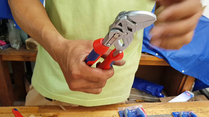 Mỏ lết Knipex được sản xuất ở Đức