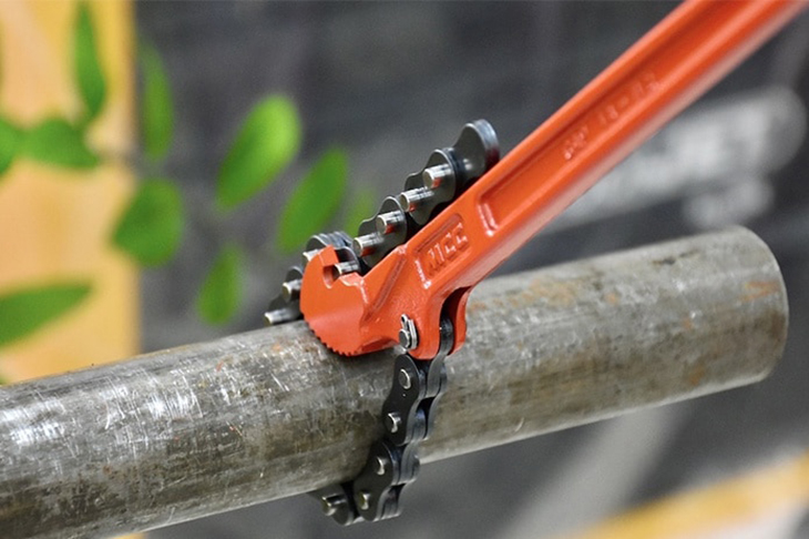 Mỏ lết xích dùng để tháo lắp đường ống hình trụ có kích thước lớn