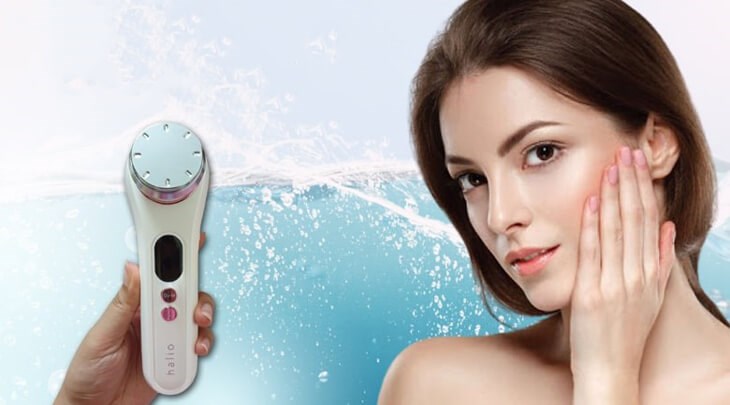 Máy massage mặt đẩy tinh chất Halio Ion Hot & Cool White có thể sử dụng với làn da nhạy cảm để cải thiện tình trạng bỏng, rát, kích ứng da