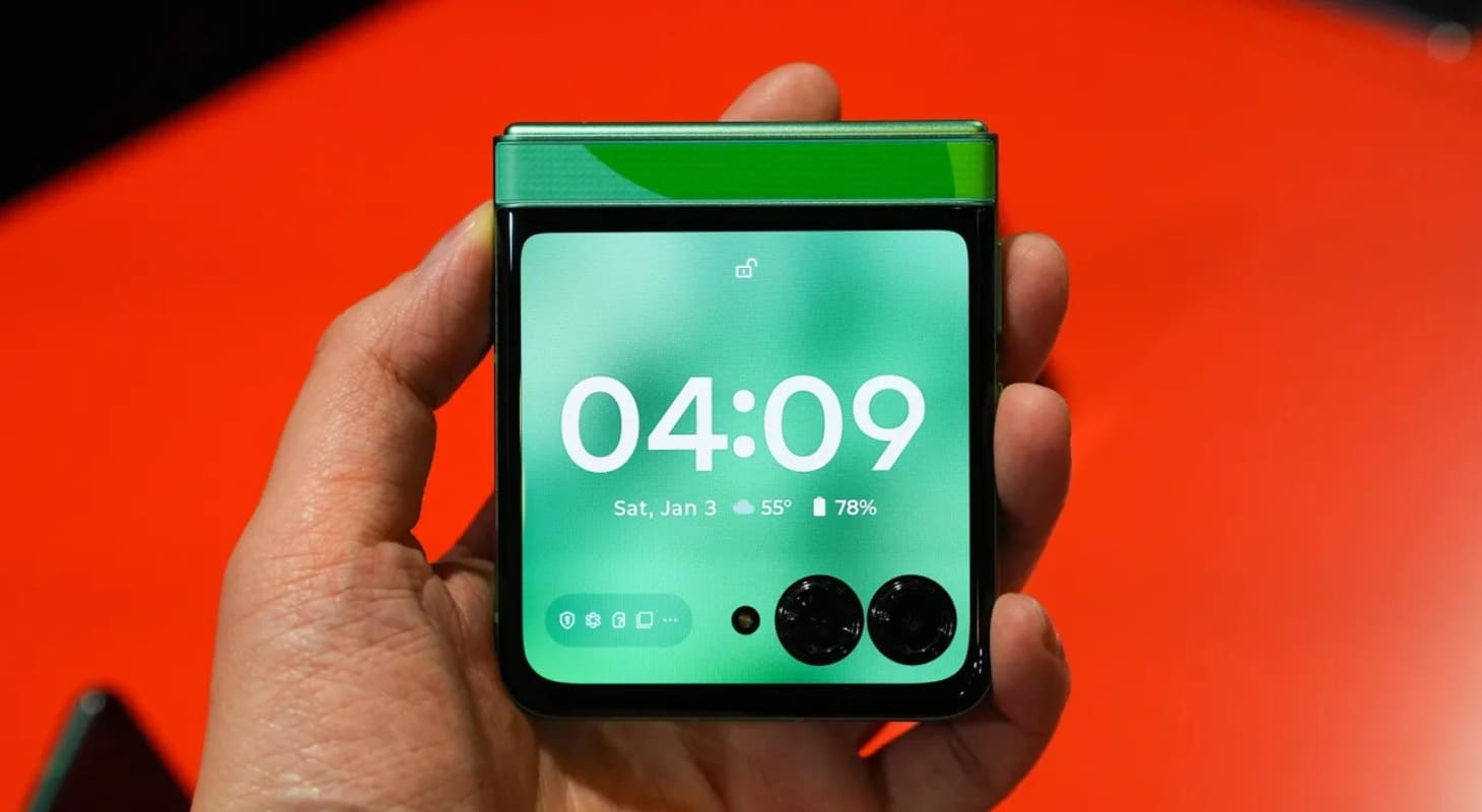Màn hình phụ của Motorola Razr 60 FIFA World Cup 26™️ Edition