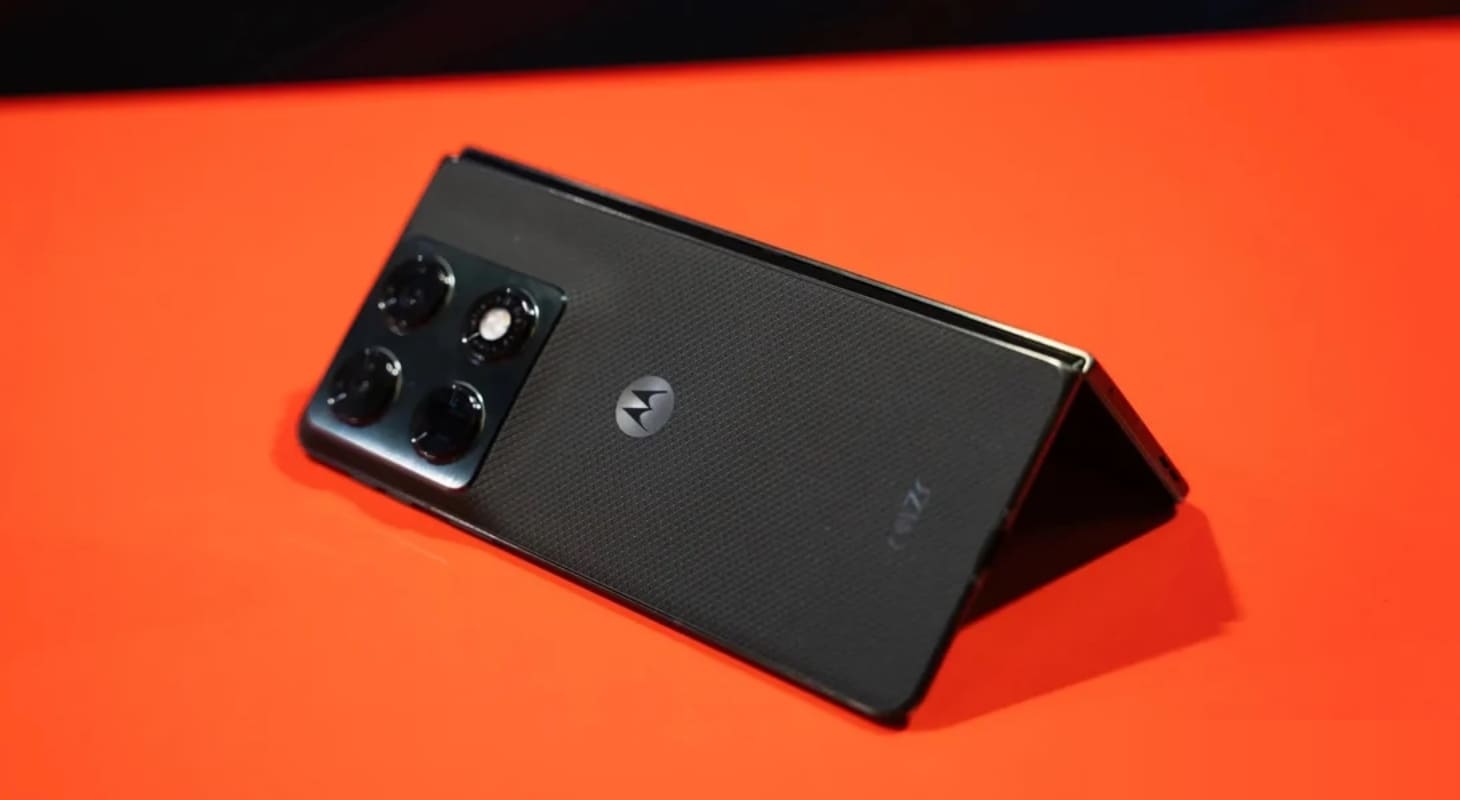 Motorola Razr Fold màu đen được chụp tại CES 2026