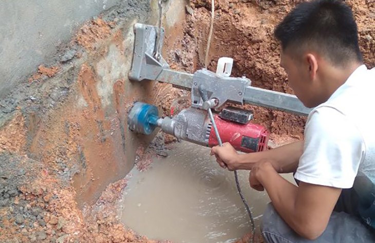 Khi dùng mũi khoan rút lõi bê tông, bạn cần điều chỉnh áp lực lên mũi khoan và tốc độ vòng quay phù hợp