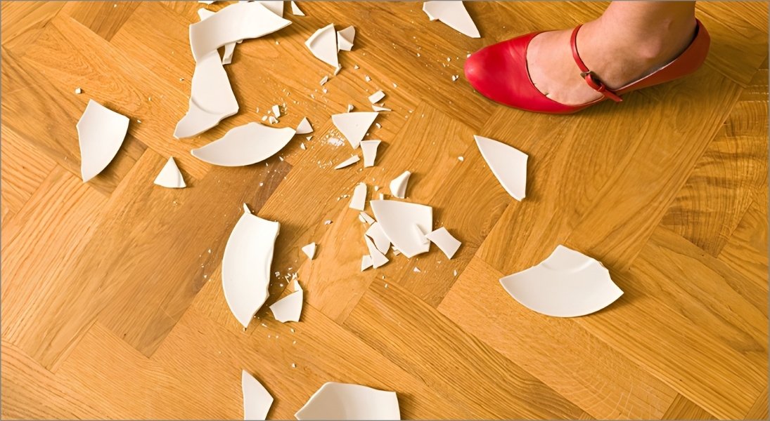 Hãy luôn cẩn thận khi thu dọn và sắp xếp đồ đạc, tránh làm rơi vỡ đồ trong ngày mùng 1 hằng tháng