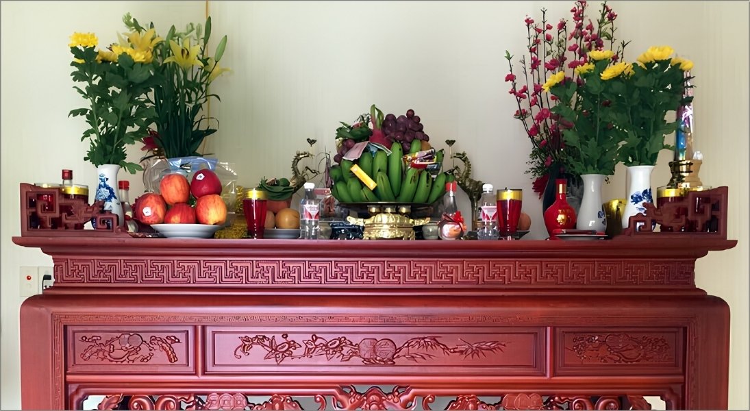 Vào sáng sớm ngày mùng 1, việc bao sái ban thờ và dâng hương, hoa quả tươi cùng nước sạch là nghi thức quan trọng nhất