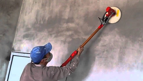 Bạn cần làm sạch và làm phẳng bề mặt tường để tăng độ bám cho mút tiêu âm