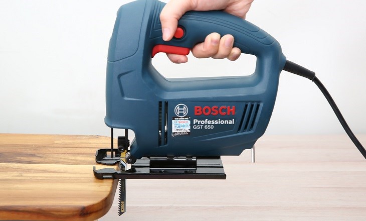 Máy cưa lọng Bosch GST 650 450W sở hữu công suất lớn, có khả năng tạo ra những đường cưa láng mịn