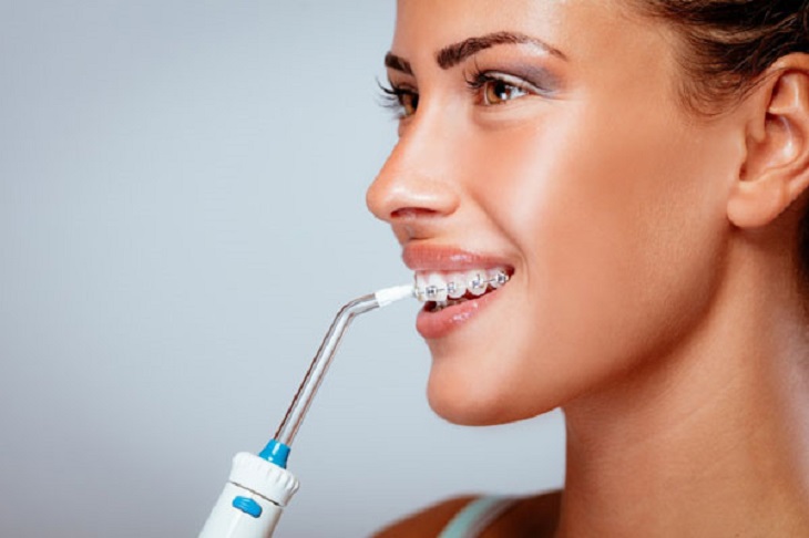 Máy tăm nước thích hợp cho cả người niềng răng