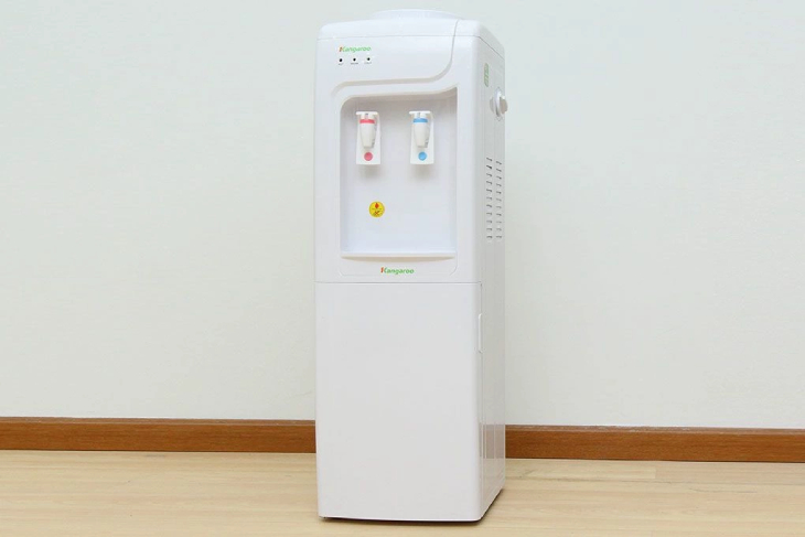 Cây nước nóng lạnh Kangaroo KG3331 có dạng tủ đứng hiện đại kèm khay khử khuẩn cho bạn tiện sử dụng