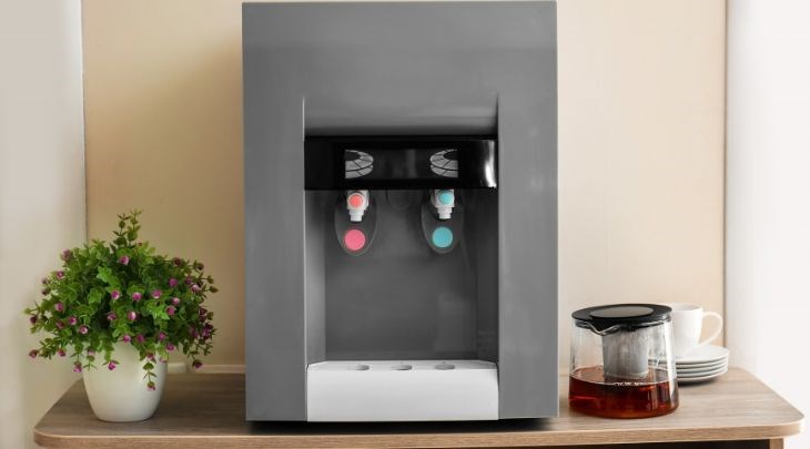 Cây nước nóng lạnh để bàn có một hệ thống lạnh tương tự như tủ lạnh