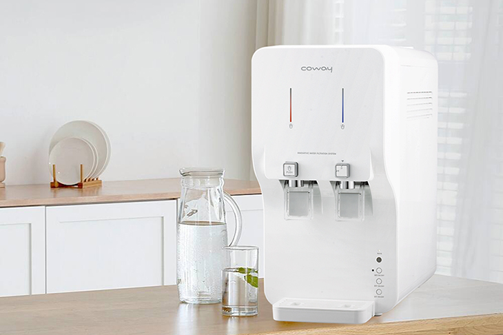 Người dùng có thể đặt cây nước nóng lạnh để bàn trên tủ, kệ để tiết kiệm diện tích cho văn phòng hay nhà ở