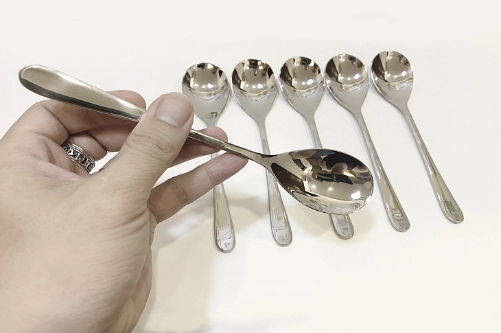 Muỗng inox có chất liệu bền bỉ nên có độ bền khá cao và dễ vệ sinh